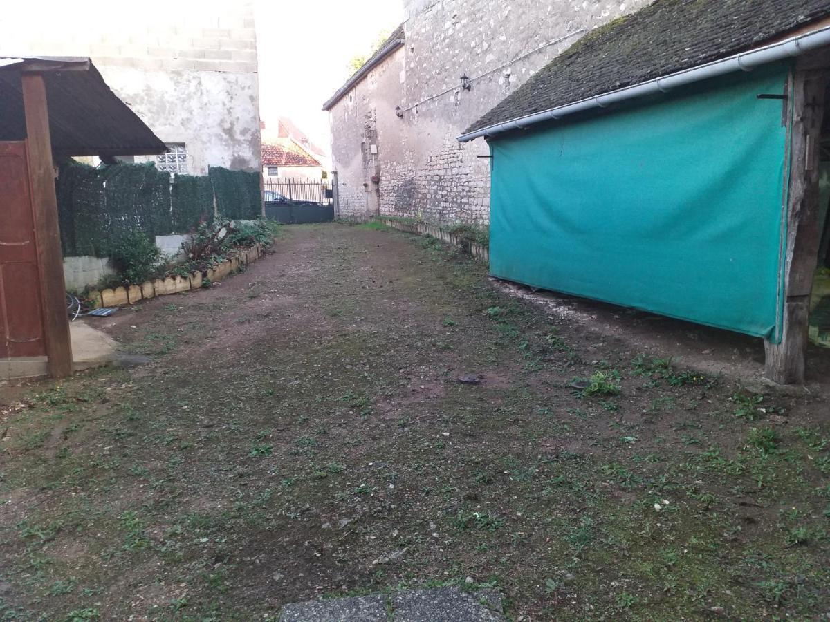 Maison Pour Nombreuses Personnes Pousseaux ภายนอก รูปภาพ
